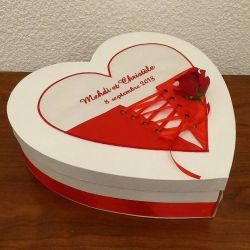 Cagnotte pour mariage en forme de coeur : le corset en rouge