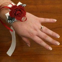 Bracelet pour mariée sur mesure en fonction des couleurs et du thème de votre mariage ici le thème du cinéma