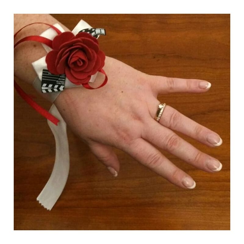 Bracelet pour mariée sur mesure en fonction des couleurs et du thème de votre mariage ici le thème du cinéma