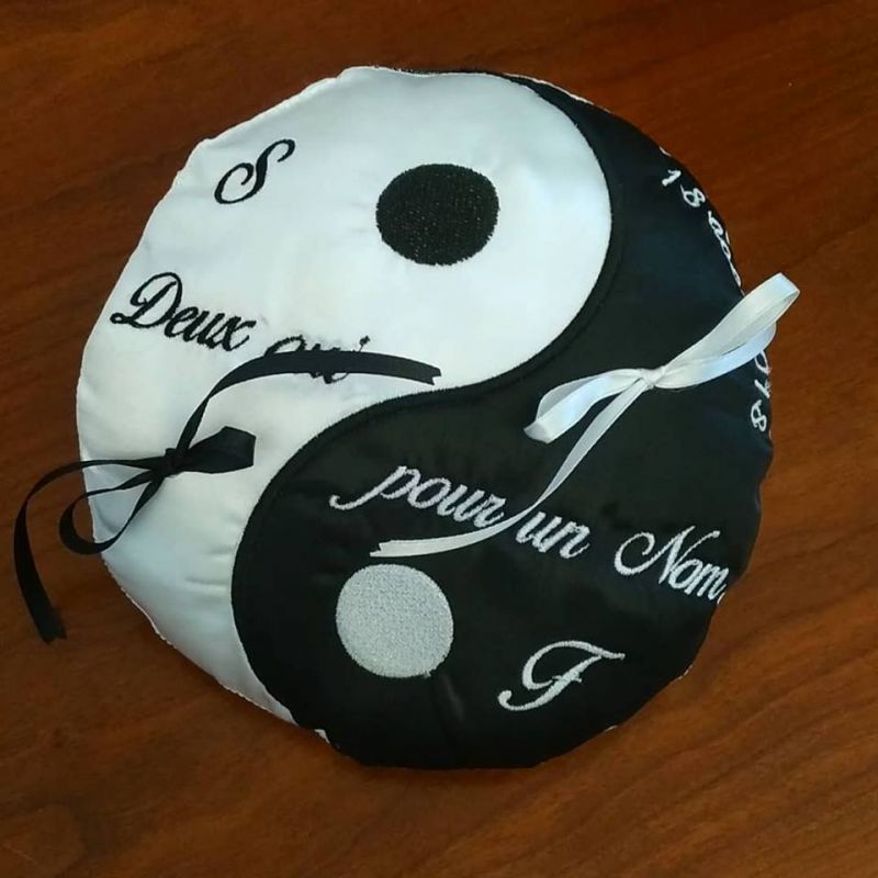 porte alliances en noir et blanc : le ying et le yang