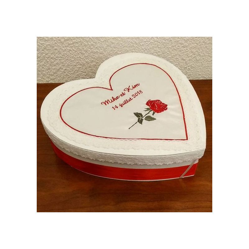 Boite pour enveloppes pour mariage en forme de coeur : la rose brodée en rouge